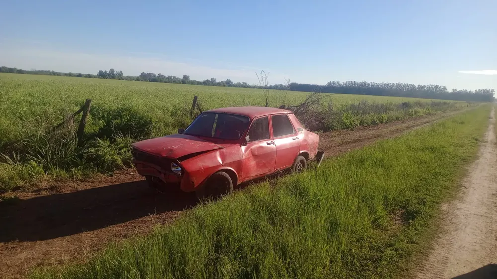 Vuelco automóvil camino rural 