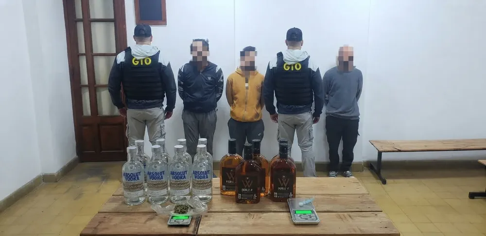 Detenidos y secuestro de botellas