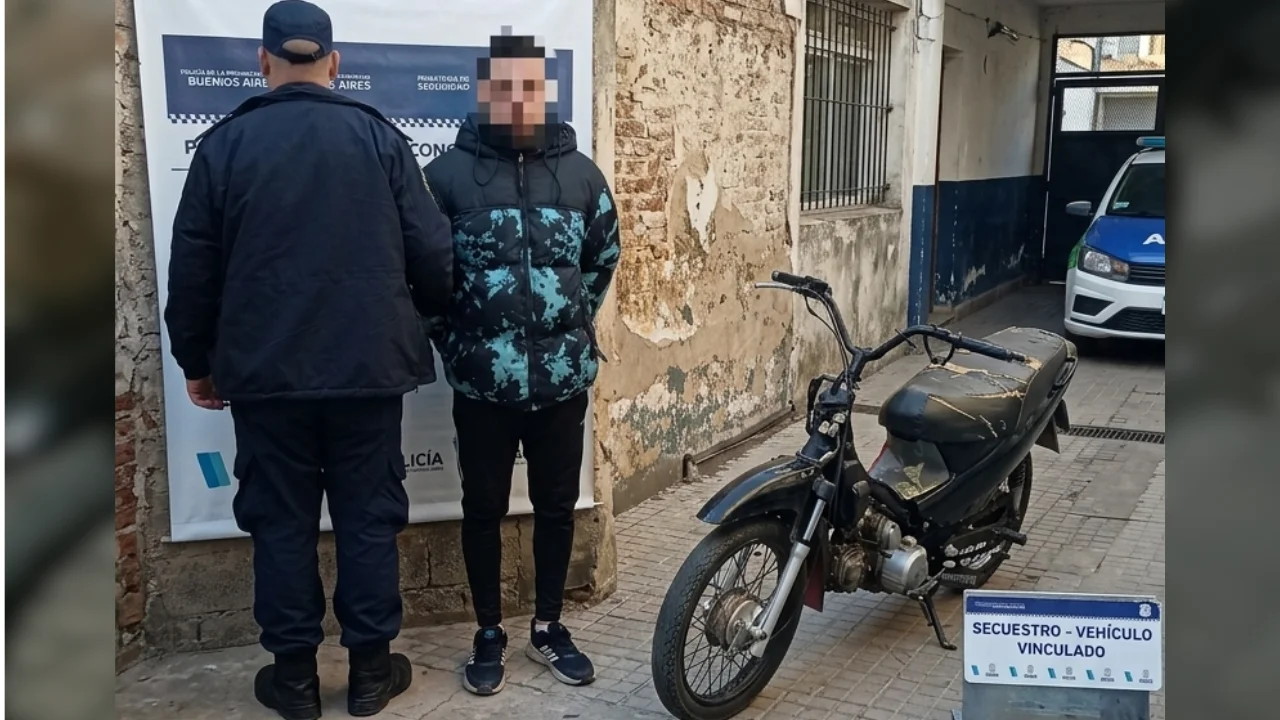 Moto y detenido en patio