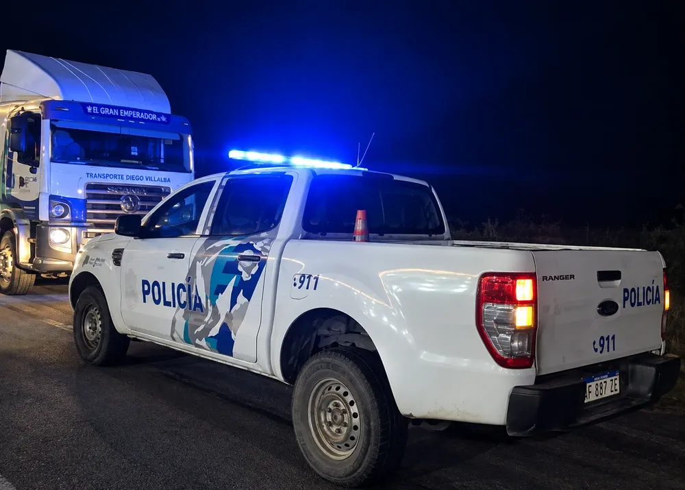 Operativo nocturno_ Policía y camión Scania