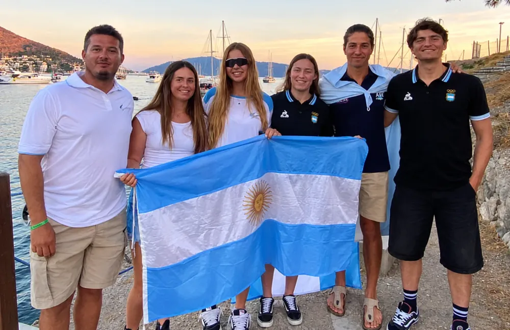 Grupo con bandera argentina al atardecer (1)