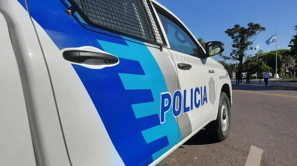 Móvil policía bonaerense lateral